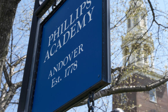 三人获得 2022 年杰出校友奖